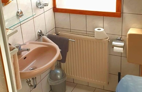 Bensdorf Casa | Habitación doble (camas separadas) con baño privado.