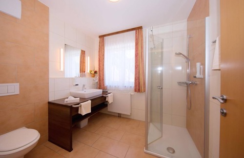 Sankt Martin im Muehlkreis Casa | Double room, shower, WC, balcony - Landhotel Gasthof Ernst