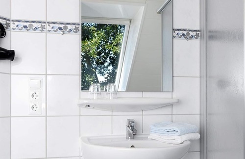 Neuharlingersiel Cabaña | Double room with balcony or terrace - double room in the Hotel-Pension Marlies