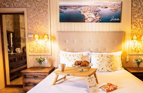 Zebbug Casa | Double Room with Pool View - Valletta