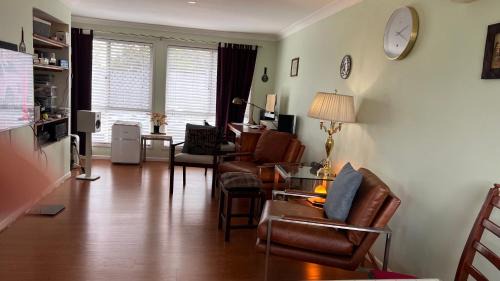 Daisy Hill Casa | Double Rooms exit24 on M1