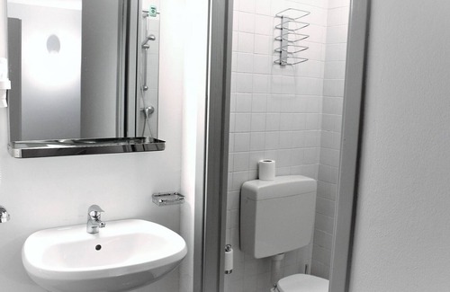 Comeglians Casa | Habitaciones dobles con un gran balcón.
