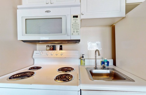 Wilmington Historic District Condominio | Double-Unit Condo in Historic District with River View, Walk to Shops & Cafes