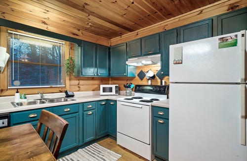 Pigeon Forge Cabina | DoubleDecker🌞2 Private King Suites🌞Hot Tub~5 Mins to DT