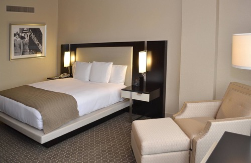 Southeast Houston Hotel | Doubletree by Hilton Houston Hobby Airport