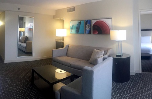 Southeast Houston Hotel | Doubletree by Hilton Houston Hobby Airport
