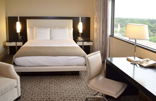 Southeast Houston Hotel | Doubletree by Hilton Houston Hobby Airport
