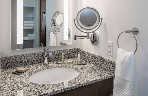Mars Hotel | DoubleTree by Hilton Pittsburgh - Cranberry
