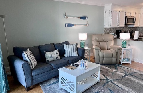 Carolina Beach Condominio | Doubleview Delight- Ocean and lake views in the heart of Carolina Beach