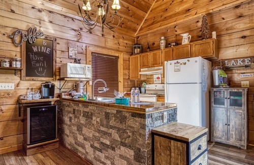 Sevierville Cabina | Douglas Lake Cabin Rental-Access to Boat Launch-Pool Table-Internet-Hot Tub