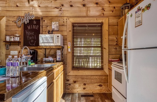 Sevierville Cabina | Douglas Lake Cabin Rental-Access to Boat Launch-Pool Table-Internet-Hot Tub