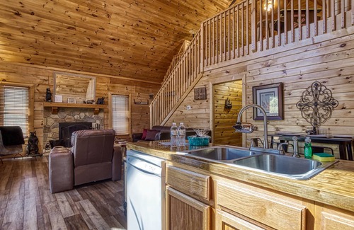 Sevierville Cabina | Douglas Lake Cabin Rental-Access to Boat Launch-Pool Table-Internet-Hot Tub