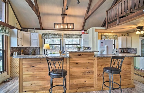 Baneberry Cabina | Douglas Lake Cabin w/ Mountain-View Deck & Grill