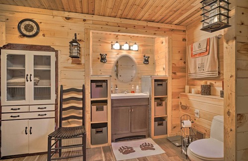 Baneberry Cabina | Douglas Lake Cabin w/ Mountain-View Deck & Grill