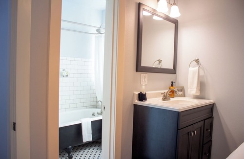 McMinnville Apartamento | Douglas on Third Corner Suite: Adorable apartamento en 3rd St., Downtown