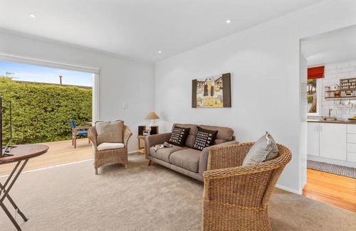 Waikanae Casa | Dove Cottage - Waikanae Beach Holiday Home