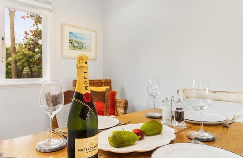 Waikanae Casa | Dove Cottage - Waikanae Beach Holiday Home