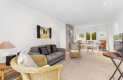 Waikanae Casa | Dove Cottage - Waikanae Beach Holiday Home