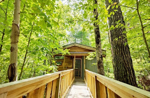 Monteagle Cabina | ¡Rebanada de cielo aislada en las copas de los árboles! Parejas Treehouse 🌳Tina caliente + chimenea