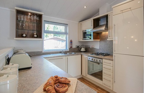 Troutbeck Bridge Cabina | Dovedale Lodge - a holiday lodge that sleeps 5 guests in 2 bedrooms