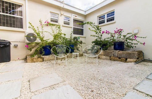 Dover Casa | Dover Beach Coastal Cottage in lush private grounds.