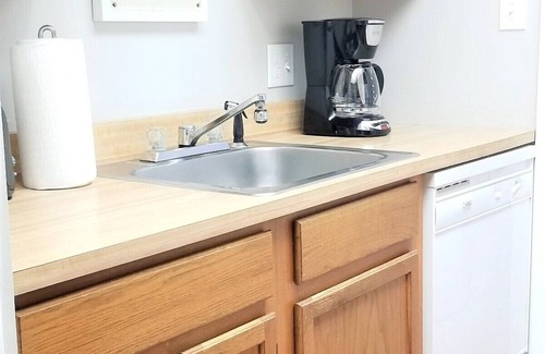 Dover Condominio | Dover - Modern & Stylish Furnished 1 Bed/1 Bath