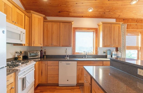 Ocracoke Condominio | Down Creek Condo 102: lujoso, plano de planta inversa, en el pueblo.