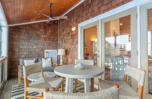 Ocracoke Condominio | Down Creek Condo 102: lujoso, plano de planta inversa, en el pueblo.