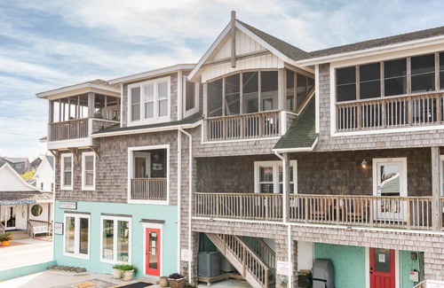 Ocracoke Condominio | Down Creek Condo 102: lujoso, plano de planta inversa, en el pueblo.