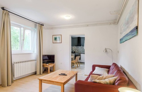 Most na Soci Apartamento | Down floor ap with 1 bedroom, airco, tv, new kitchen and own lake side terrace