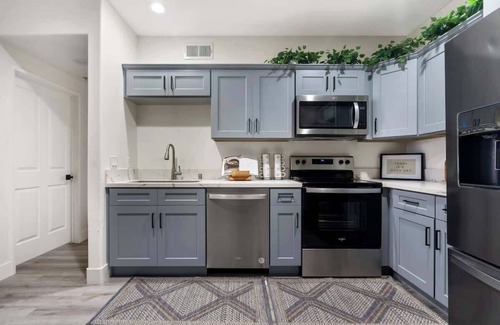 Downtown San Diego Casa | Down Town Condo with gym, pool, BBQ, jacuzzi!