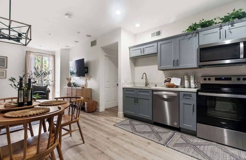 Downtown San Diego Casa | Down Town Condo with gym, pool, BBQ, jacuzzi!