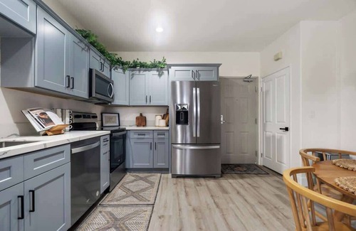 Downtown San Diego Casa | Down Town Condo with gym, pool, BBQ, jacuzzi!