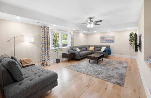 Downers Grove Casa | Downers Grove Family Home - Large Kitchen and Yard!