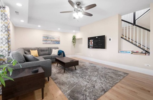 Downers Grove Casa | Downers Grove Family Home - Large Kitchen and Yard!