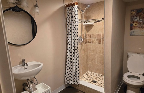 Clinton Township Casa | Downstair rm, wit pri-bath room, wifi, 55in.TV microwave, sm-fridge, office desk