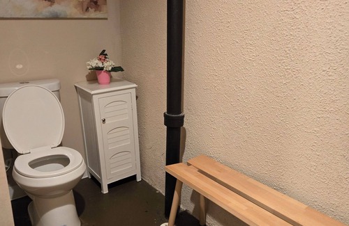 Clinton Township Casa | Downstair rm, wit pri-bath room, wifi, 55in.TV microwave, sm-fridge, office desk