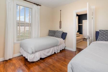 Michigan City Apartamento | Downstairs 2 Bedroom Apt- Pet Friendly- walking distance to beach & shops