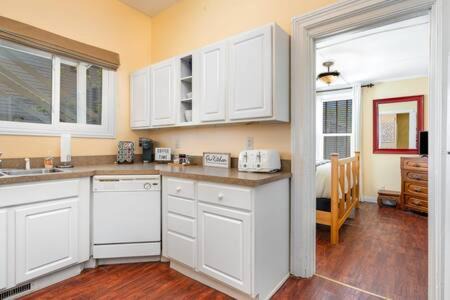 Michigan City Apartamento | Downstairs 2 Bedroom Apt- Pet Friendly- walking distance to beach & shops