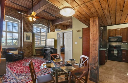 Arts/Warehouse District Apartamento | Downtown 1 bed + loft w Pool, gym, gated parking +