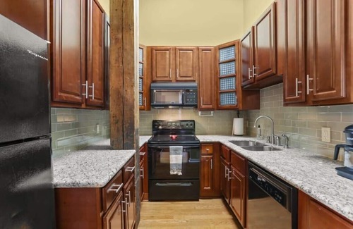 Arts/Warehouse District Apartamento | Downtown 1 bed + loft w Pool, gym, gated parking +
