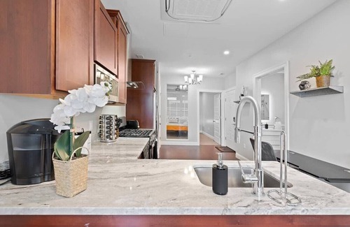 Downtown Pittsburgh Casa | Downtown 1 BR Apartment | Free Parking | Gym