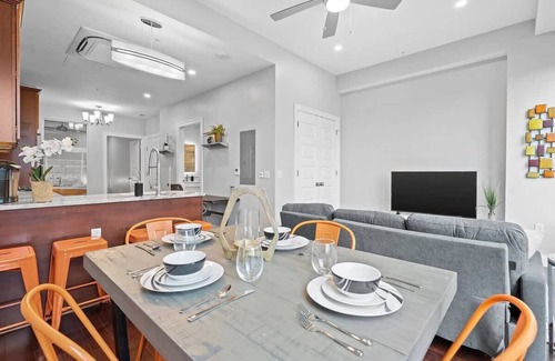 Downtown Pittsburgh Casa | Downtown 1 BR Apartment | Free Parking | Gym