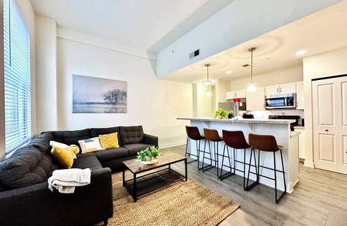 Market East District Apartamento | Downtown 2 bedroom Oasis with free parking