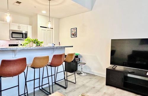 Market East District Apartamento | Downtown 2 bedroom Oasis with free parking