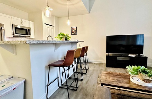 Market East District Apartamento | Downtown 2 bedroom Oasis with free parking