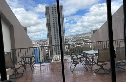 Downtown Honolulu Apartamento | Downtown 2BR Huge Patio Free parking WiFi