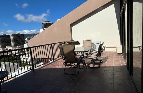 Downtown Honolulu Apartamento | Downtown 2BR Huge Patio Free parking WiFi