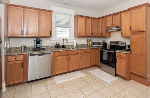 Wilmington Casa | Downtown 3BR Gem - Hot Tub - Covered Parking - Fenced Yard