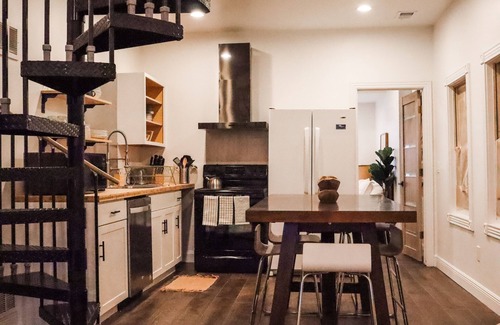 Westside North Casa | DOWNTOWN, 5 STARs, 65" TV, 4 BR / 3 baths EN-suite, UPDATED, walkable, BOOK NOW